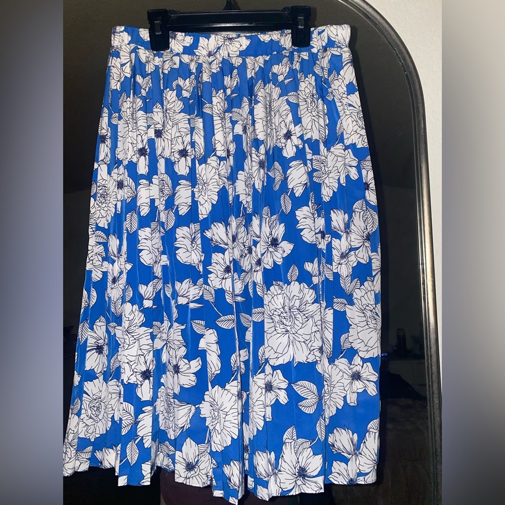 Banana Republic blue white floral pleated skirt Petite Medium